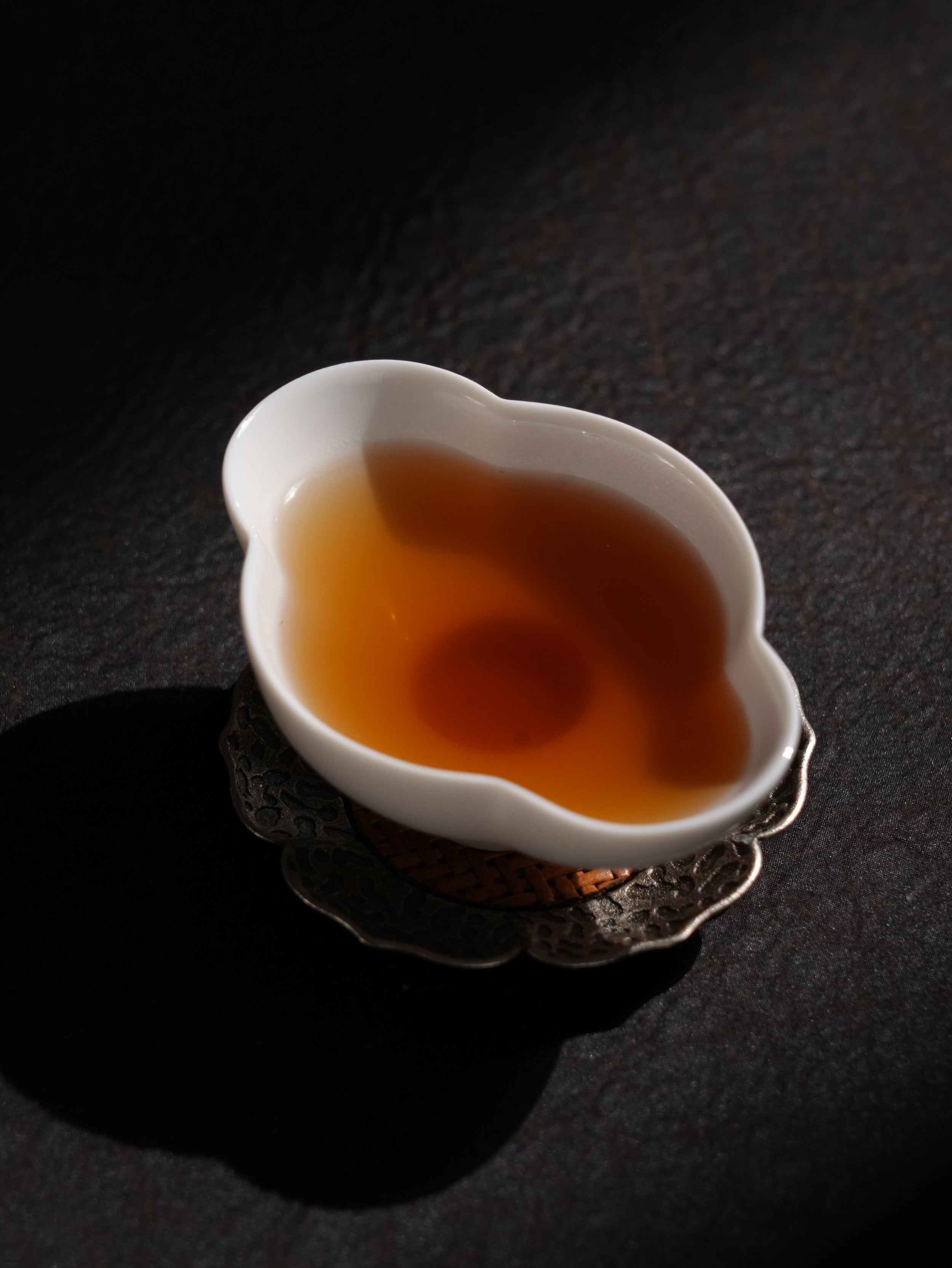 簡愛茶杯花瓣造型如盛放花朵，承接茶香亦承接情意，適合節慶送禮與藝術收藏