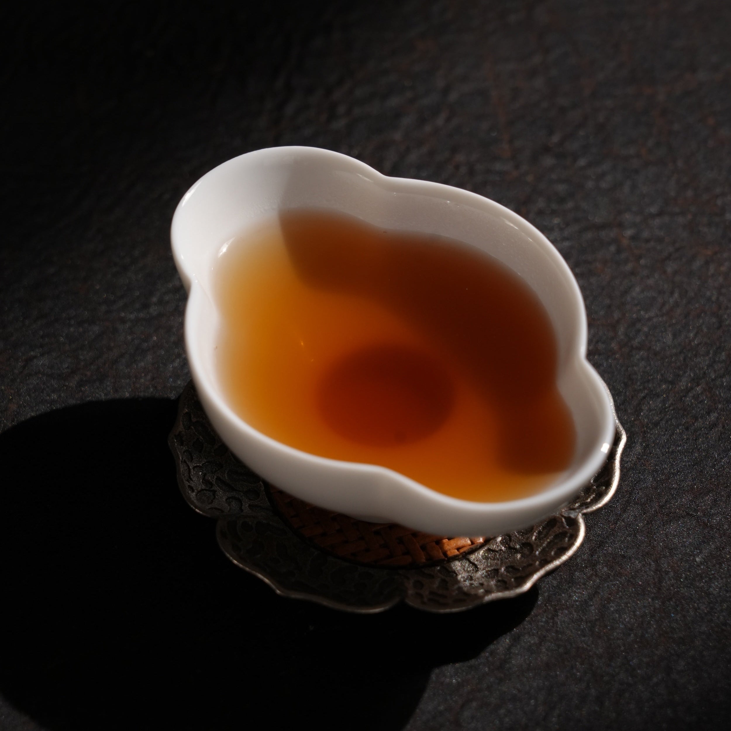 簡愛茶杯花瓣造型如盛放花朵，承接茶香亦承接情意，適合節慶送禮與藝術收藏
