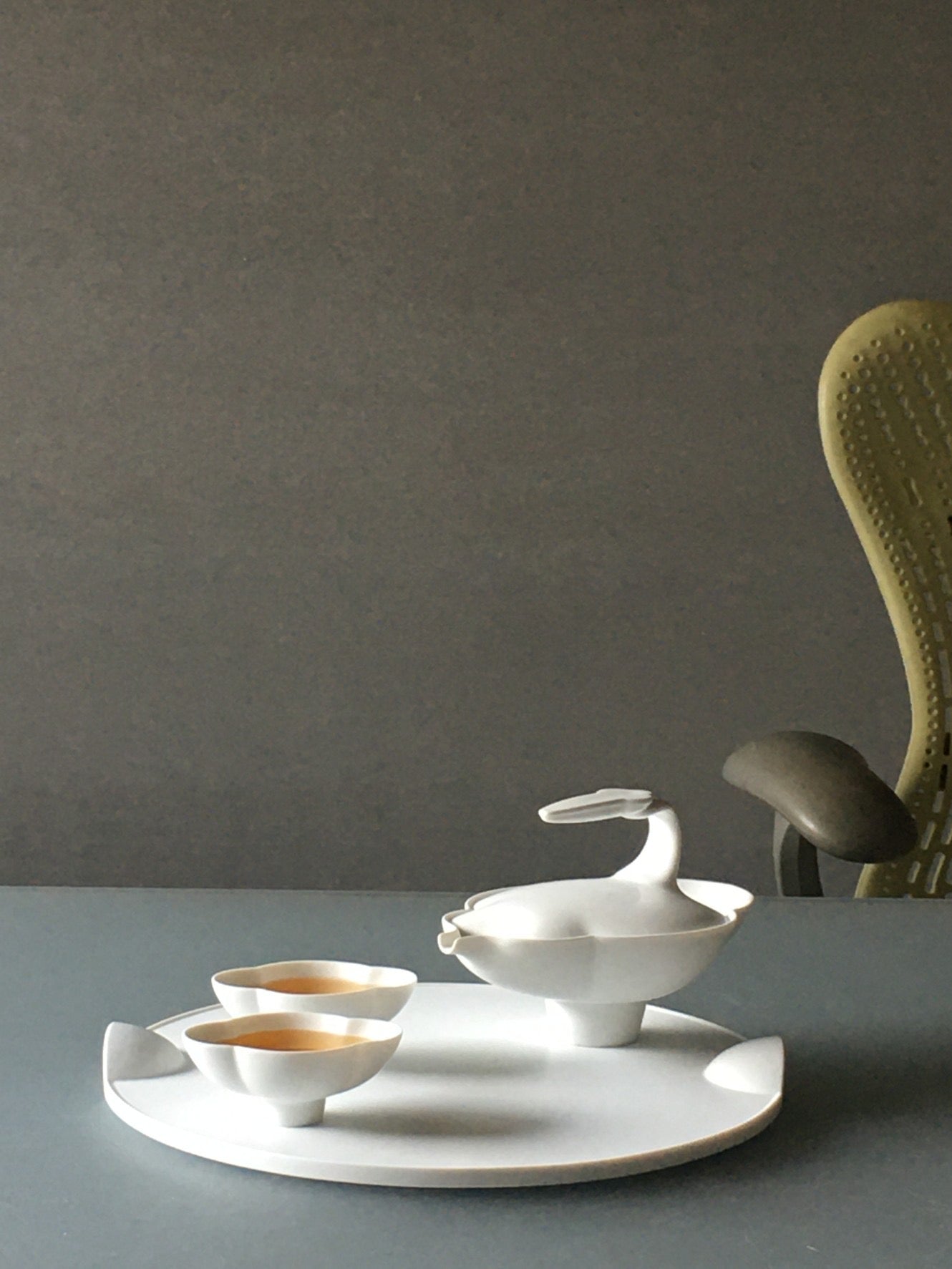 簡愛白瓷茶具壺杯組，無蓋設計象徵愛的自由與包容，壺身懸浮於高足之上，純淨優雅
