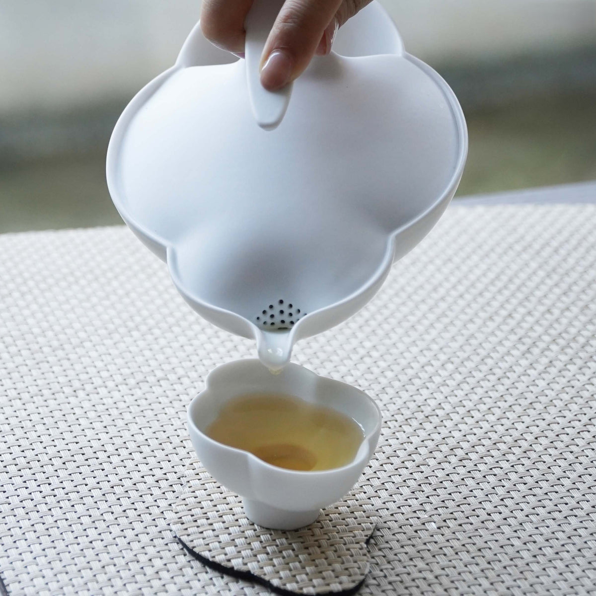 〈簡愛〉茶壺濾孔出水，斟入茶杯