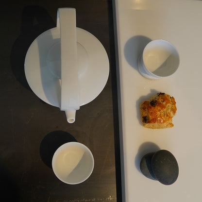 日出望月白瓷茶壺俯視圖｜圓形壺蓋與極簡山水線條