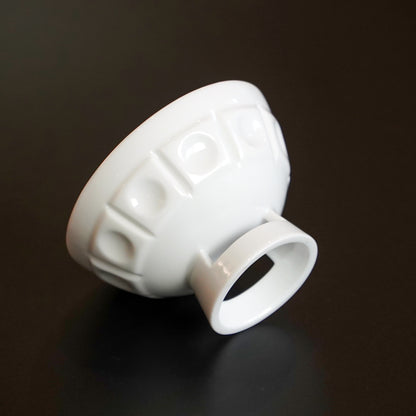 高足茶杯細節，杯身雕紋呈現