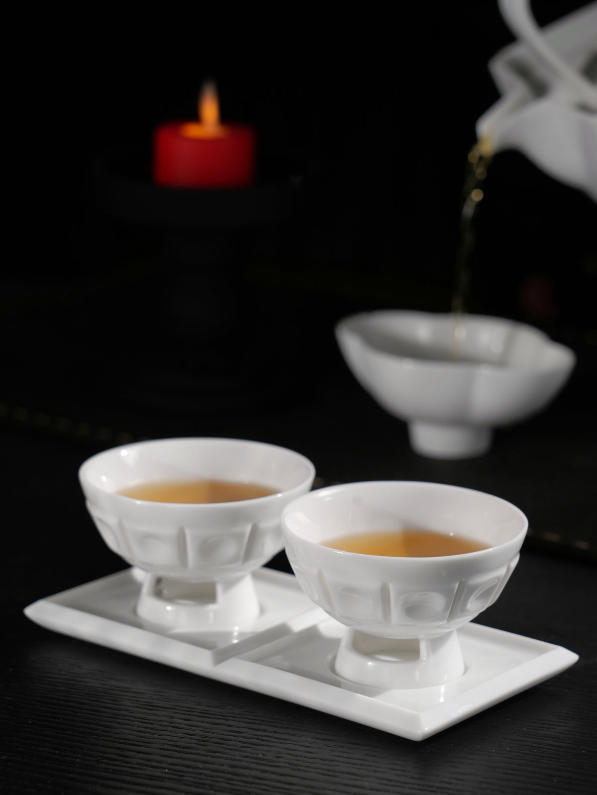 搭配長盤之茶席擺設，簡約現代