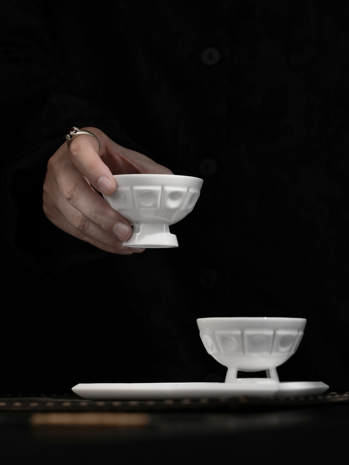 高足茶杯細節，杯身雕紋呈現
