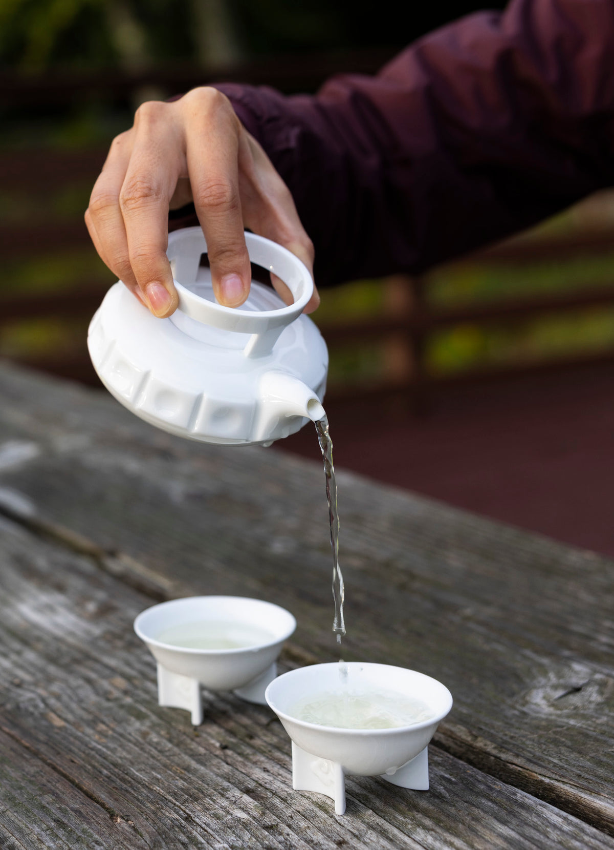 璀璨茶壺使用中，壺把的特別設計讓茶道儀軌有了新方式