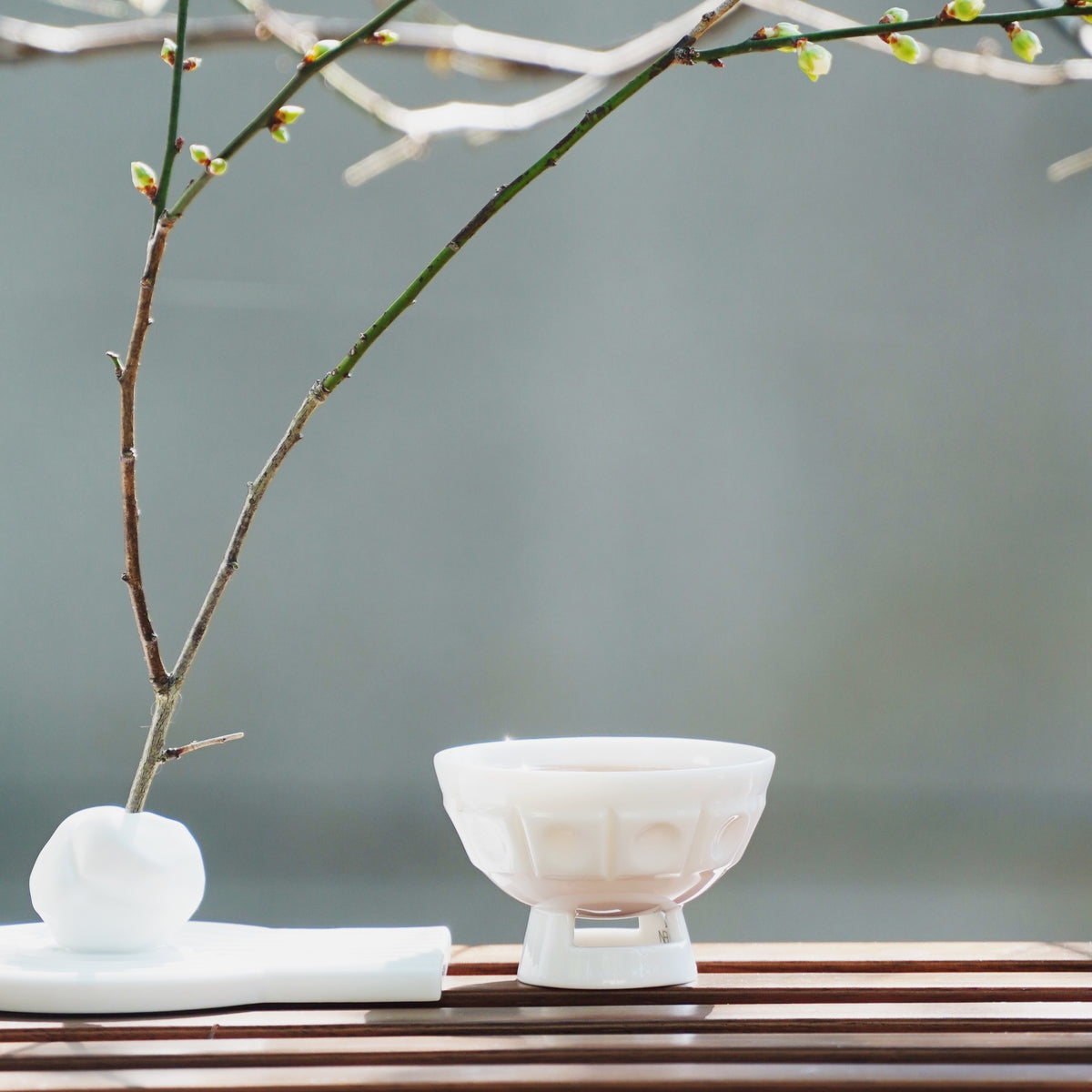 〈璀璨〉茶杯，枝條花器旁