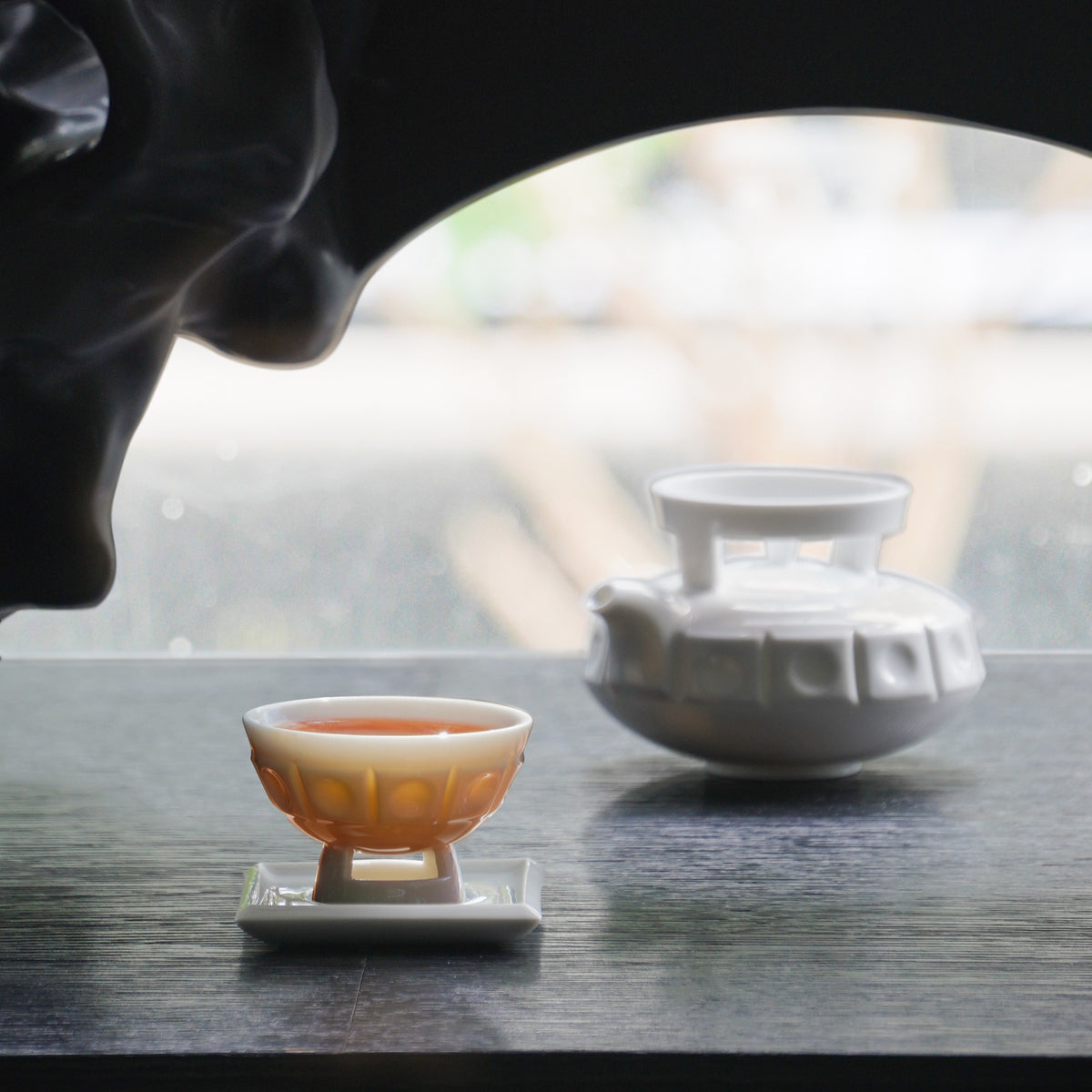 〈璀璨〉茶壺與盛茶的茶杯，窗景前，白瓷更顯茶湯顏色