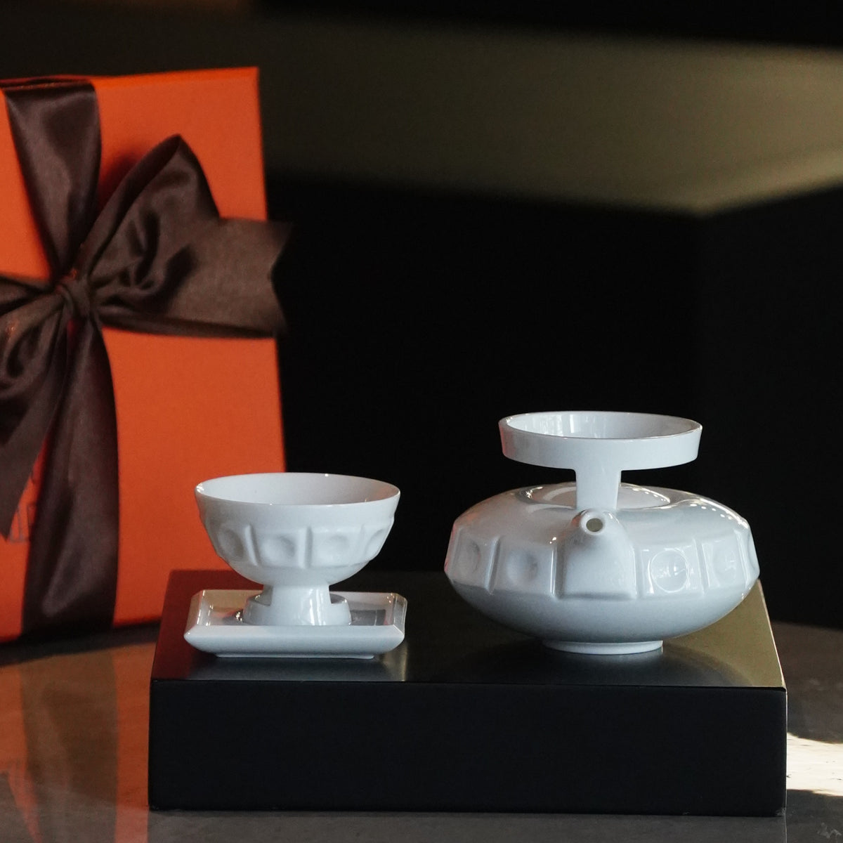 〈璀璨〉壺杯組，旁有橘色禮盒