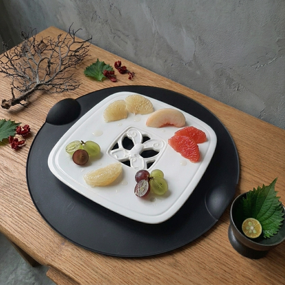適合個人輕食、水果的精緻擺盤——白瓷純白讓食物的色彩成為主角，蝴蝶紋飾為日常用餐增添節慶感。