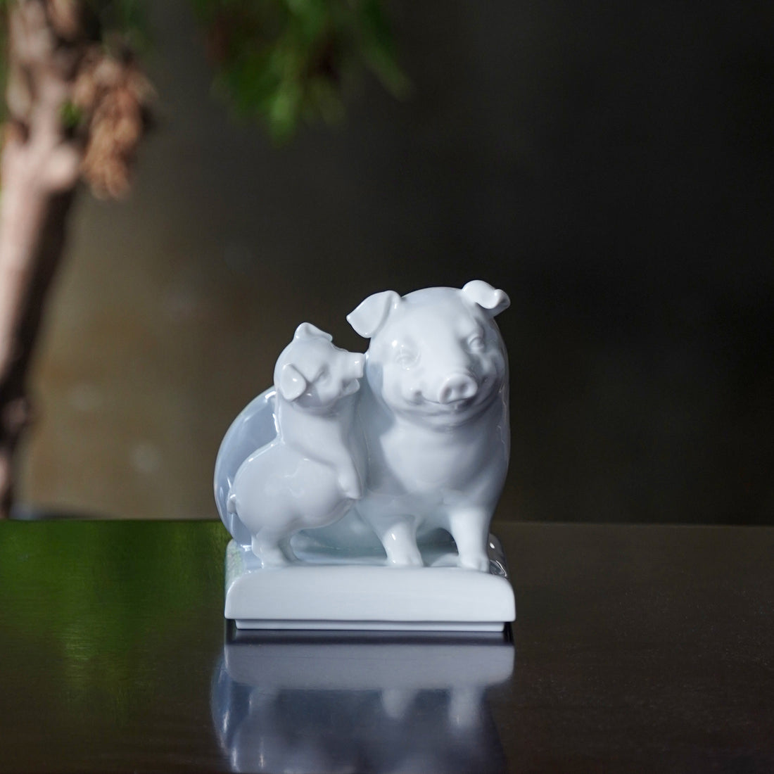 長樂作品雙豬相依依偎，傳遞知足常樂與幸福情誼的瓷偶擺件 
Bliss and Blessed porcelain figurine with two pigs leaning on each other, symbolizing contentment and lasting affection