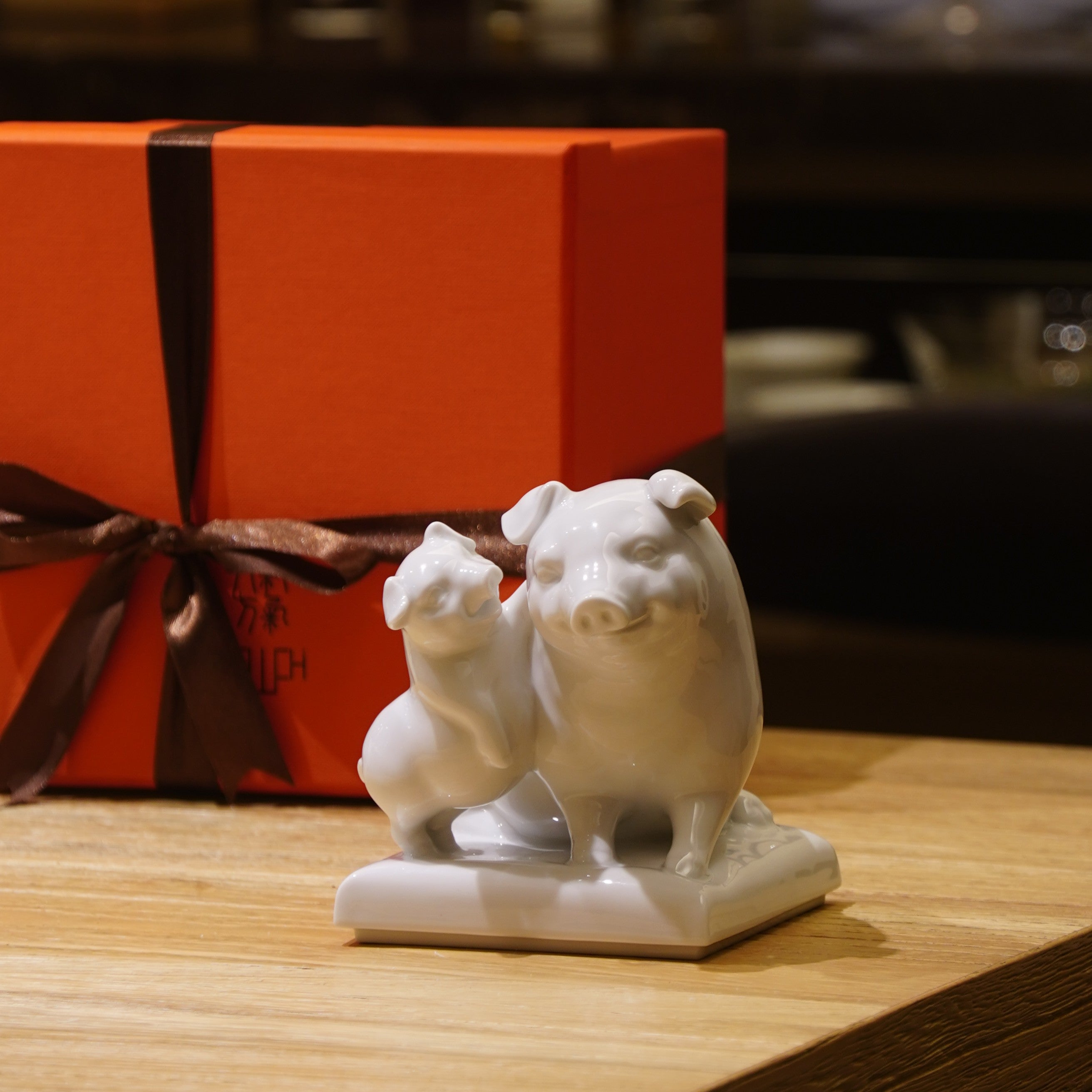 長樂豬瓷偶圓潤飽滿的線條設計，象徵和諧圓融與溫暖支持