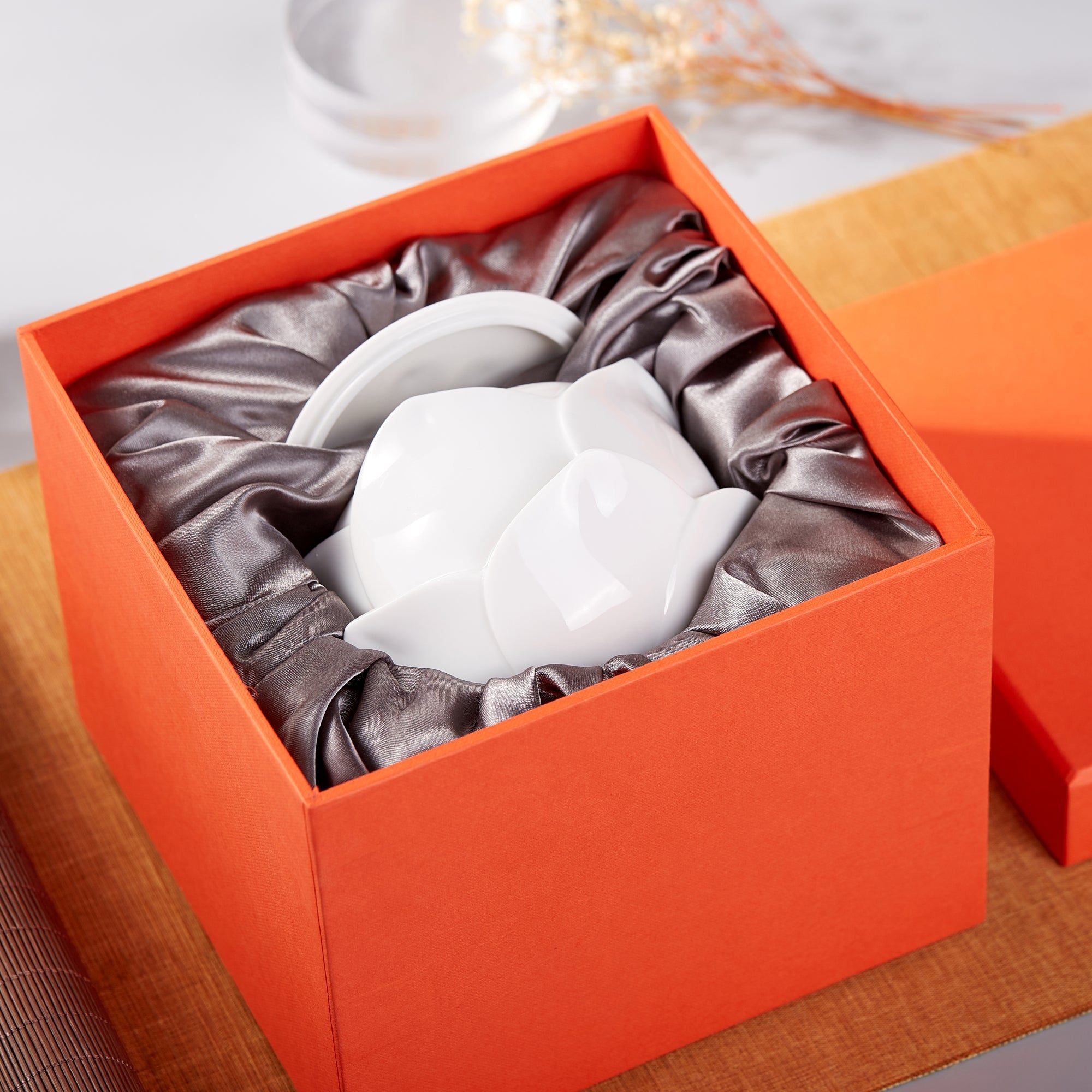 花開白瓷蓮花瓷盒橘色禮盒包裝・高端白瓷禮物送禮情境・八方新氣 NewChi Porcelain