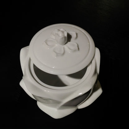 花開白瓷瓷盒深色背景俯視・含苞盒鈕盛開花瓣・八方新氣 NewChi Porcelain