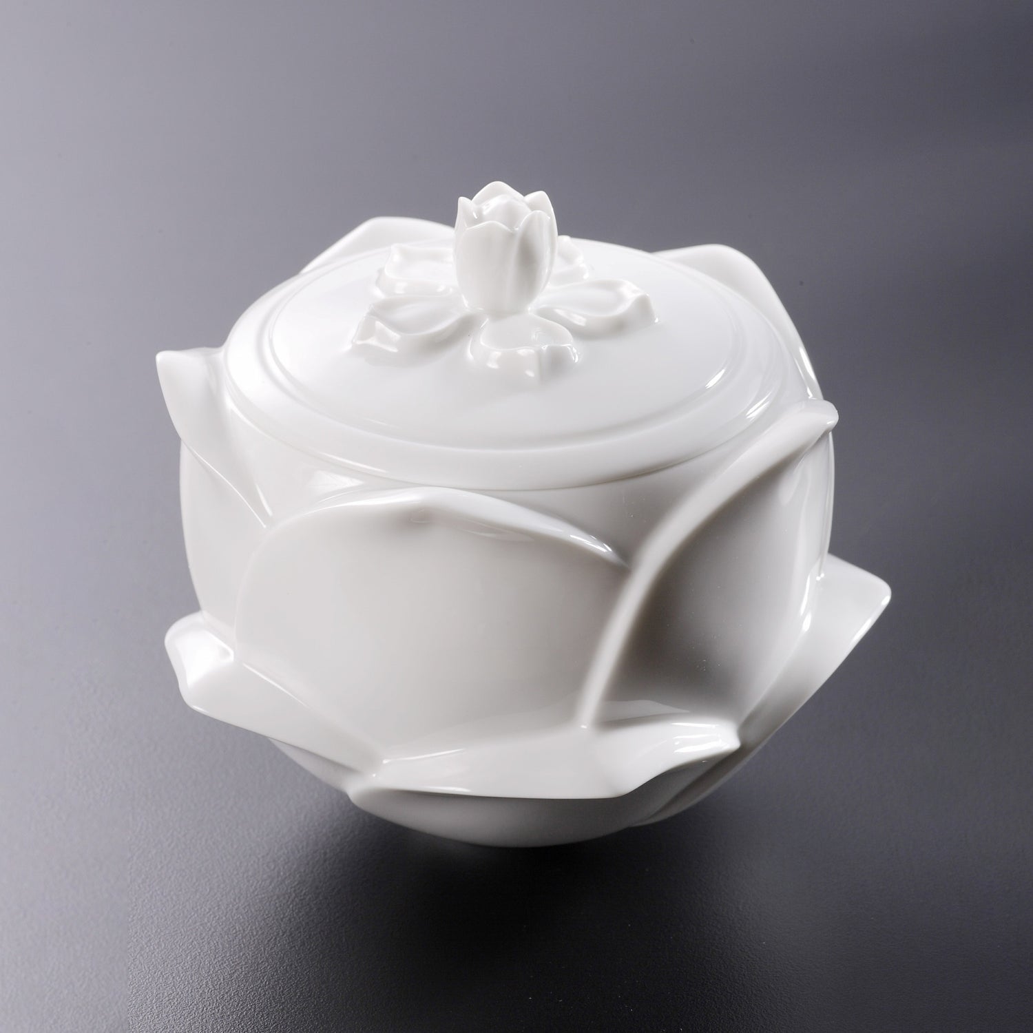 花開白瓷蓮花瓷盒黑色背景・蓮花造型工藝細節・八方新氣 NewChi Porcelain