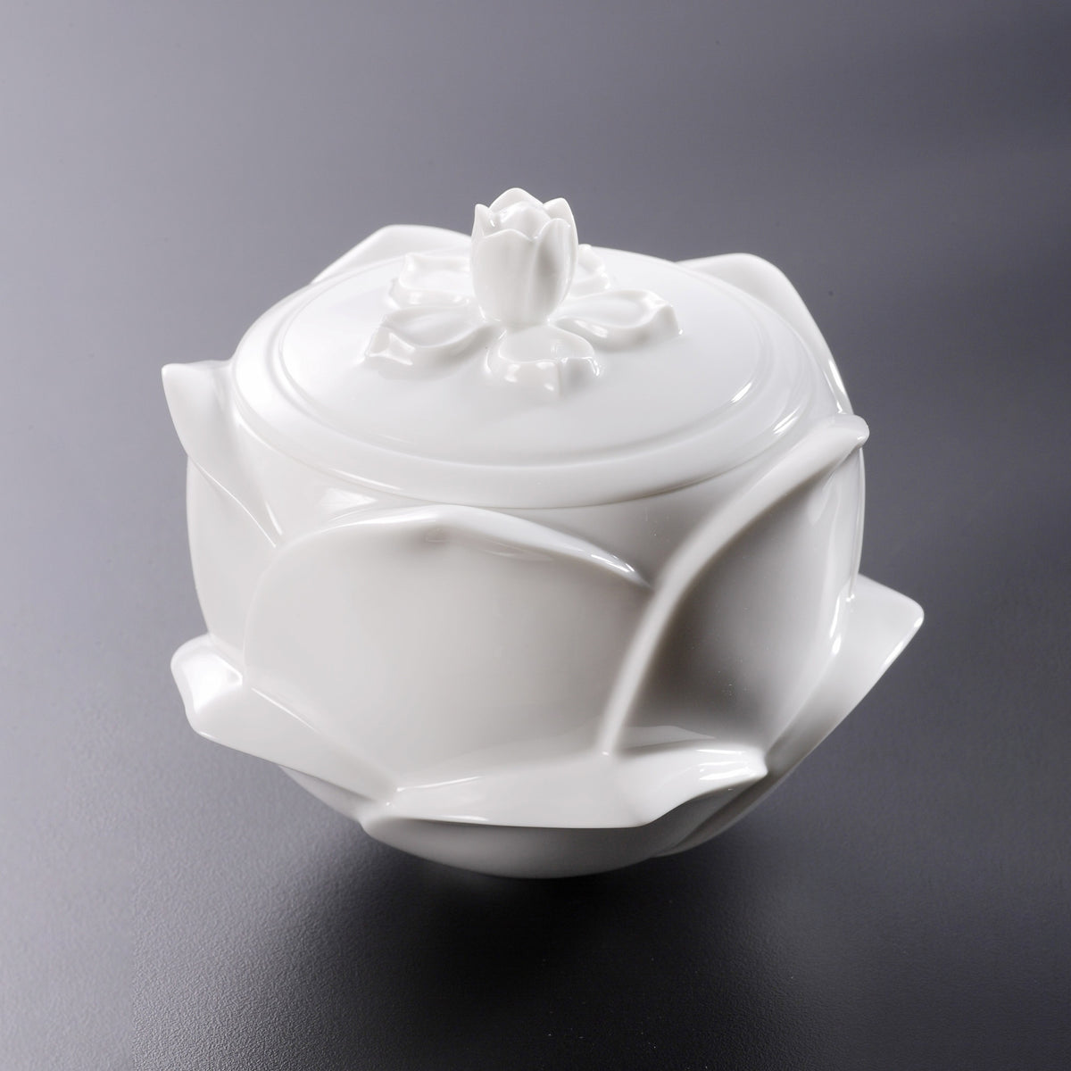 花開白瓷蓮花瓷盒黑色背景・蓮花造型工藝細節・八方新氣 NewChi Porcelain