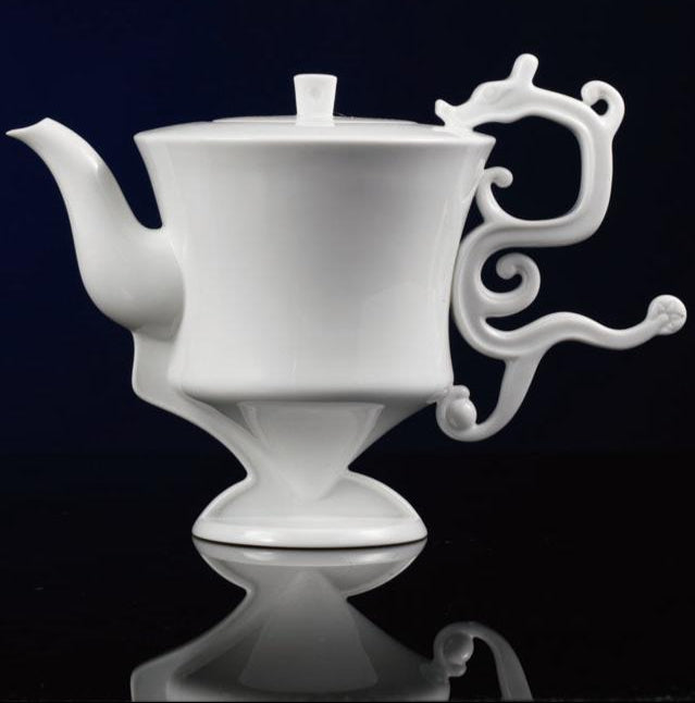 八方新氣《龍尊》茶壺，結合東方龍紋與尊形器型的藝術茶具，適合父親節高端禮贈與收藏