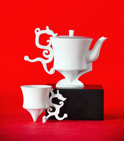 八方新氣《龍尊》茶壺杯組，結合東方龍紋與尊形器型的藝術茶具，適合父親節高端禮贈與收藏