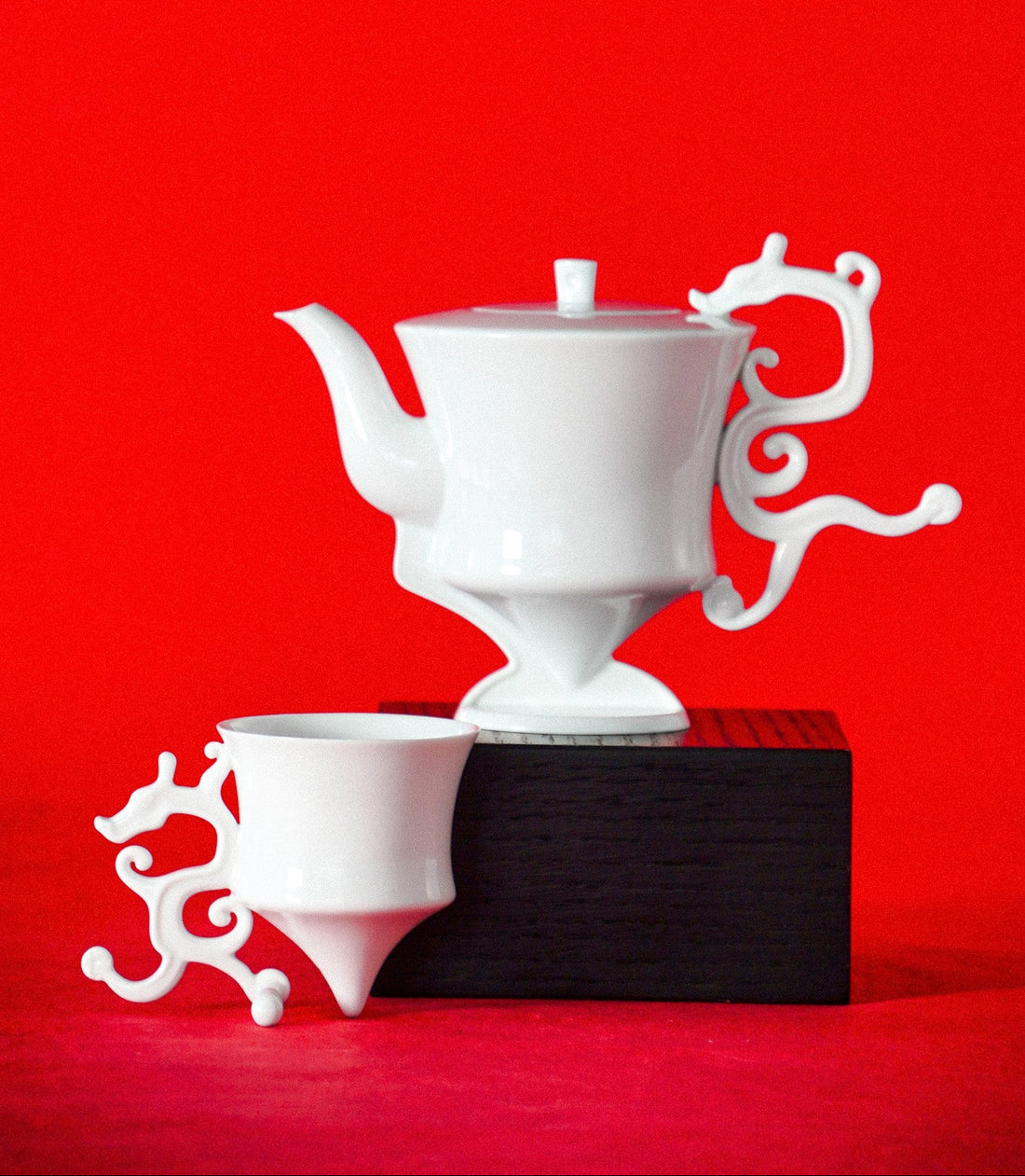 八方新氣《龍尊》茶杯，結合東方龍紋與尊形器型的藝術茶具，適合父親節高端禮贈與收藏