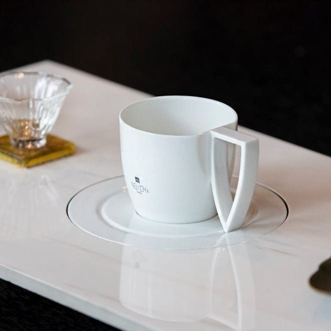 NewChi 八方新氣《形影》白瓷杯盤組，尖底設計與吊燒技術展現當代陶瓷突破