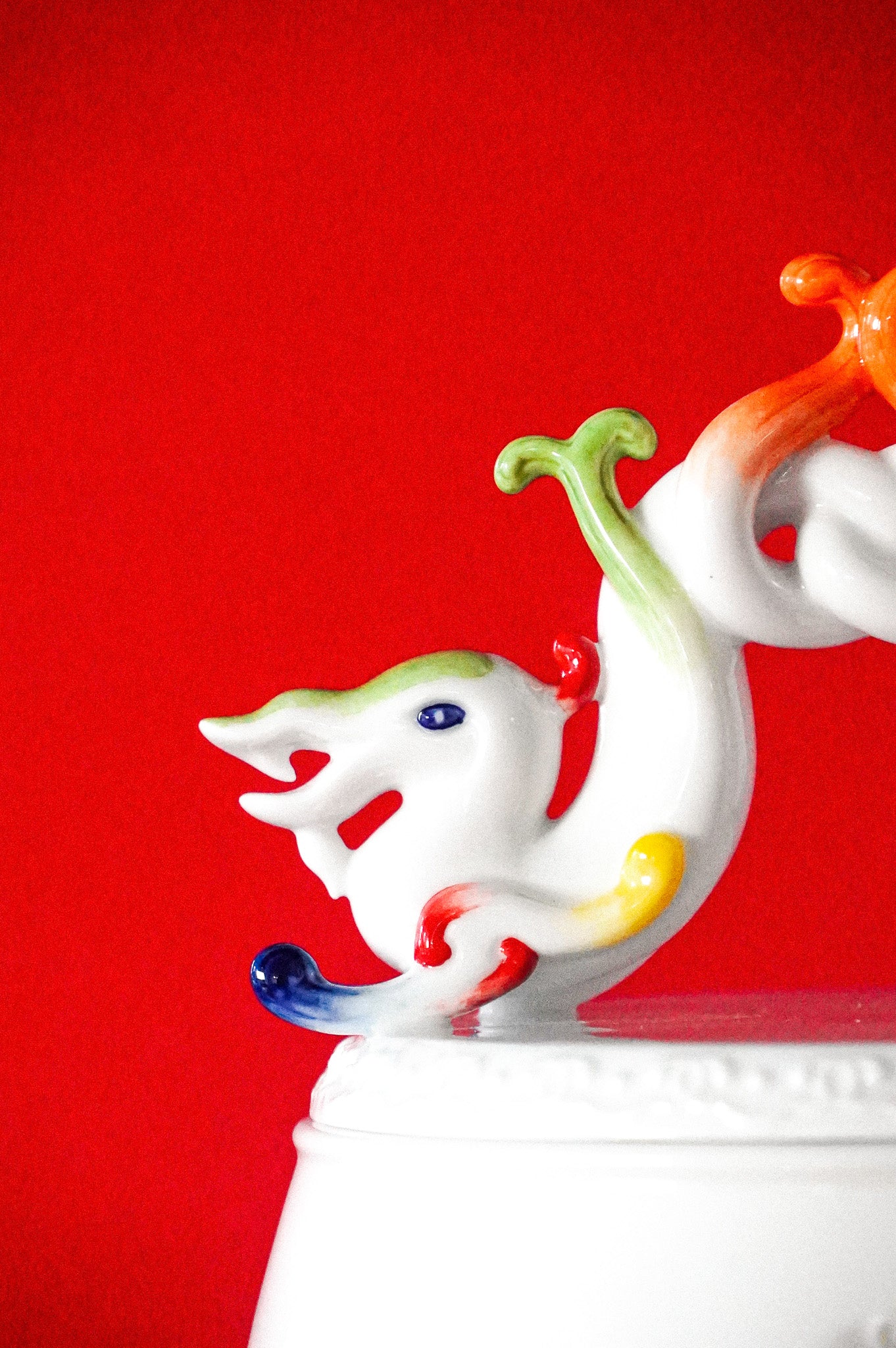 雙龍抱珠環飾細節，展現王俠軍細膩雕塑手法與祥瑞意涵 五行顏色妝點