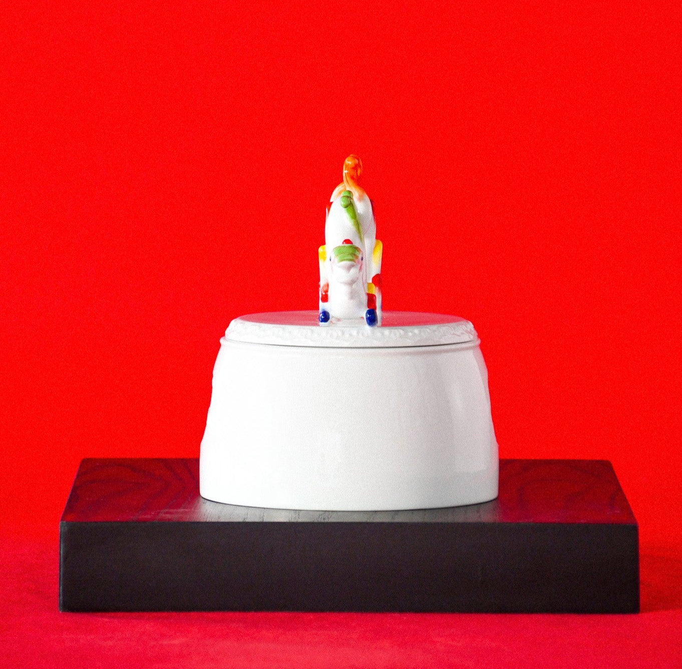 雙喜福鎮側面展現東方吉祥寓意的當代藝術瓷盒，為居家增添文化美感