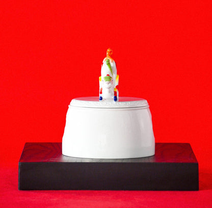 雙喜福鎮側面展現東方吉祥寓意的當代藝術瓷盒，為居家增添文化美感