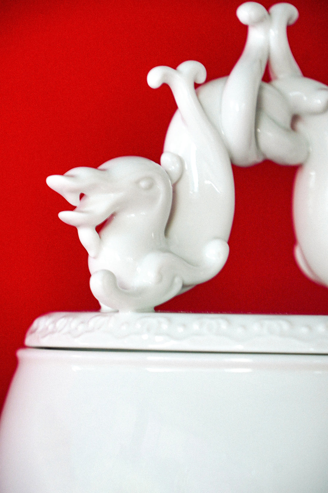 雙龍交織蓋頂造型，寓意結緣守護與好運降臨
Close-up of intertwined dragons guarding a pearl, showcasing Heinrich Wang’s sculptural finesse