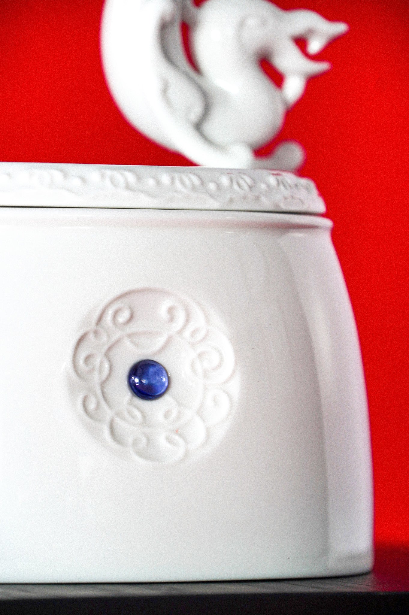 雙龍抱珠環飾細節，展現王俠軍細膩雕塑手法與祥瑞意涵,以雲紋裝飾盒身