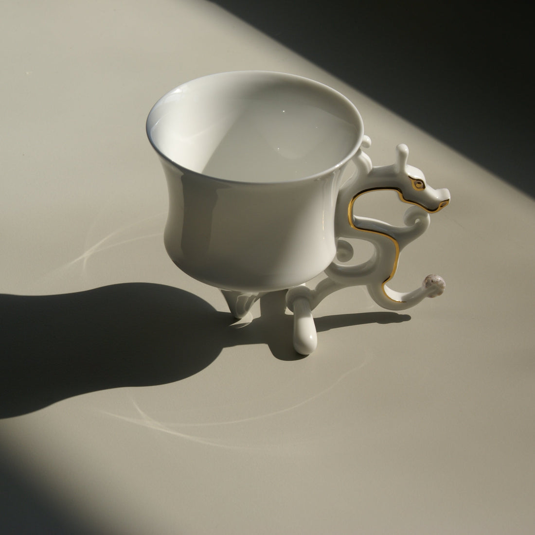 《龍尊》杯，可用於茶或咖啡。俠軍設計的現代白瓷茶杯，金邊勾勒，傳達生活美學