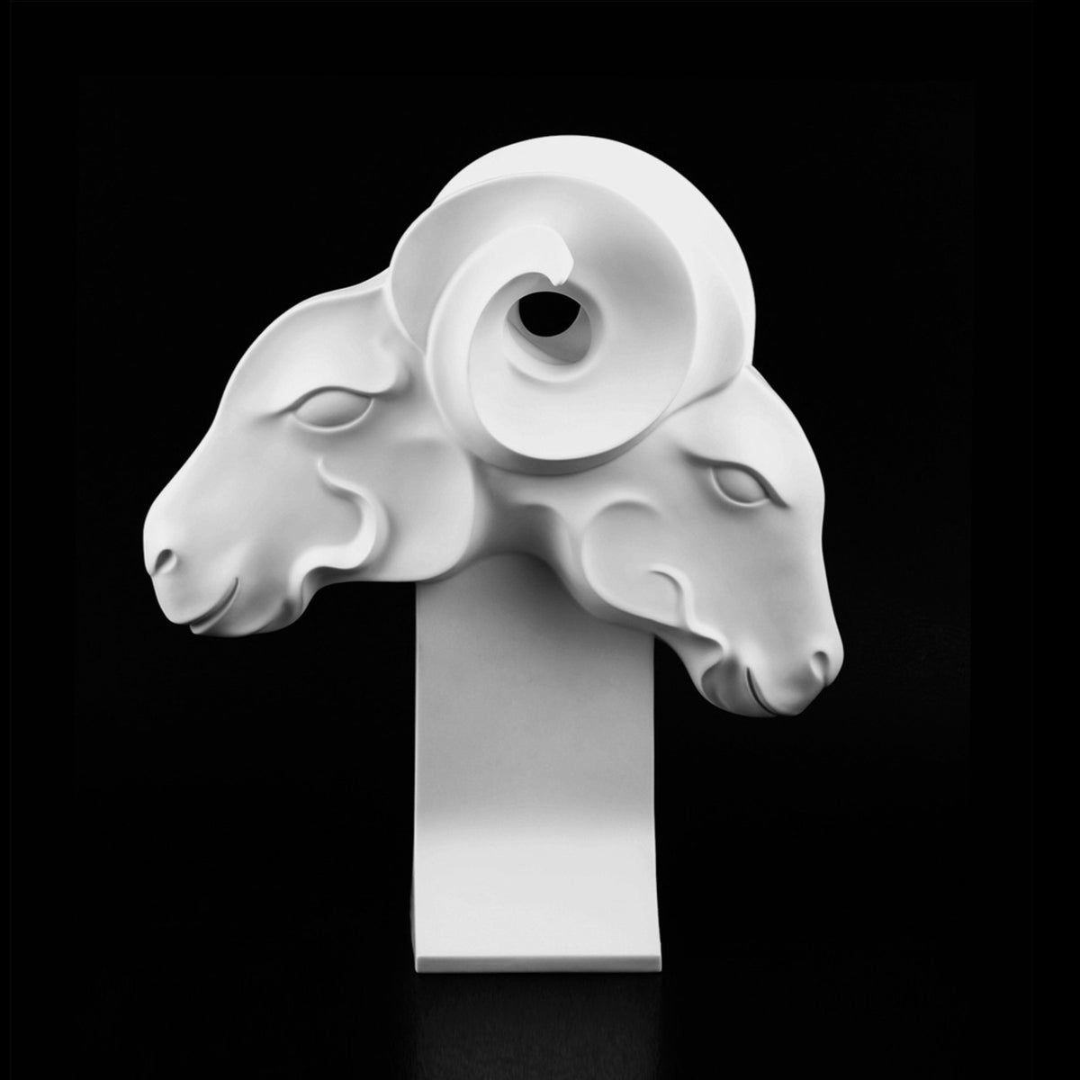 《情緣》Entwined 霧面雙羊白瓷雕塑黑色背景作品照，象徵相知與長久互信