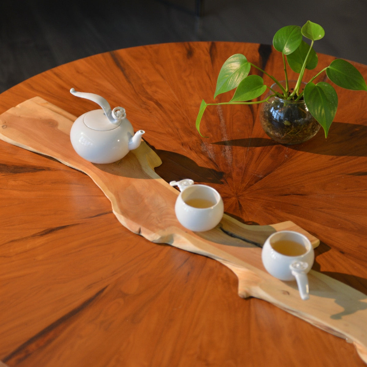 〈如意高飛〉茶壺與兩只茶杯，原木茶席俯視