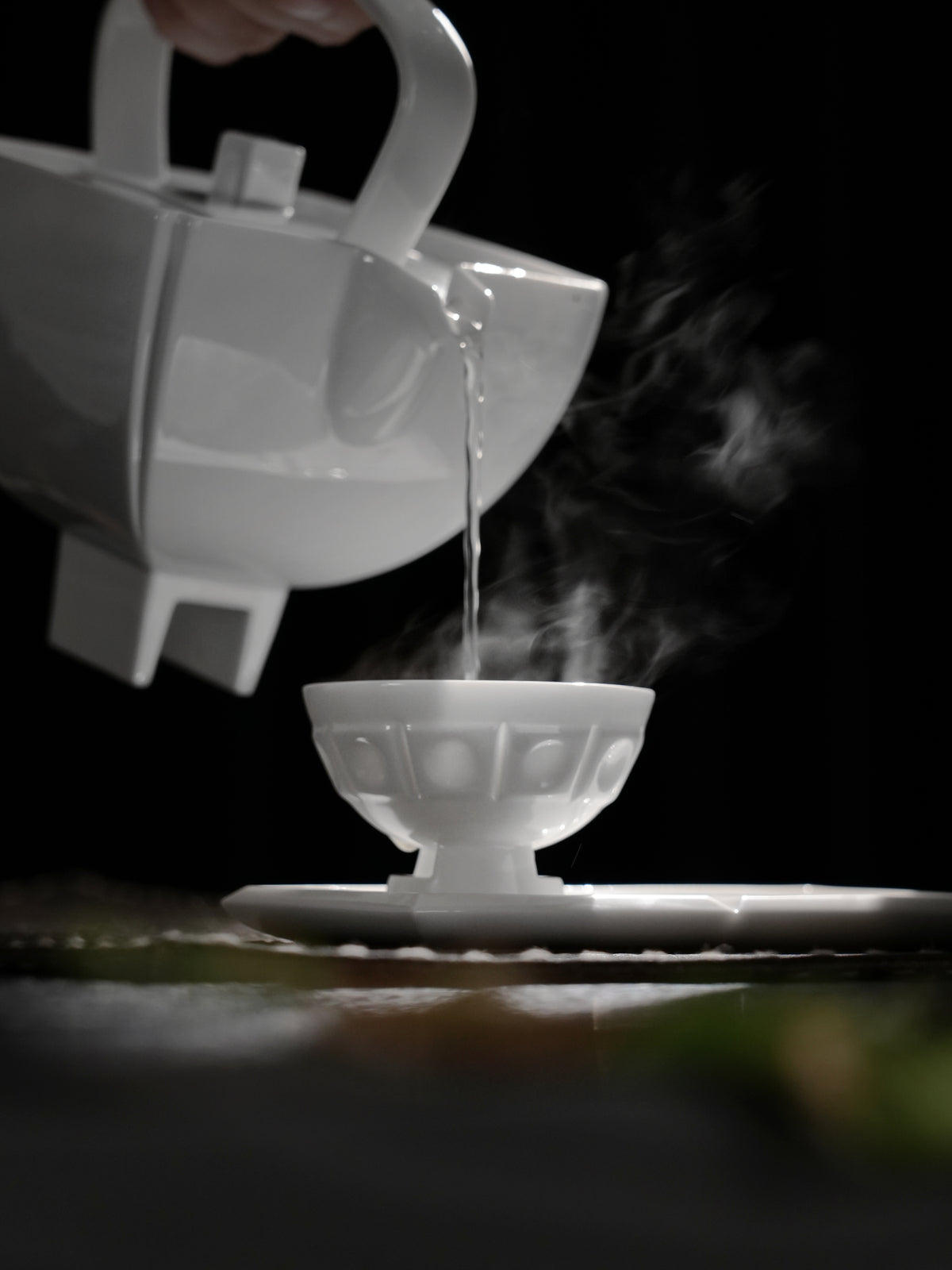 四季茶壺搭配璀璨杯，使用中倒茶畫面，展示使用流線與優雅感