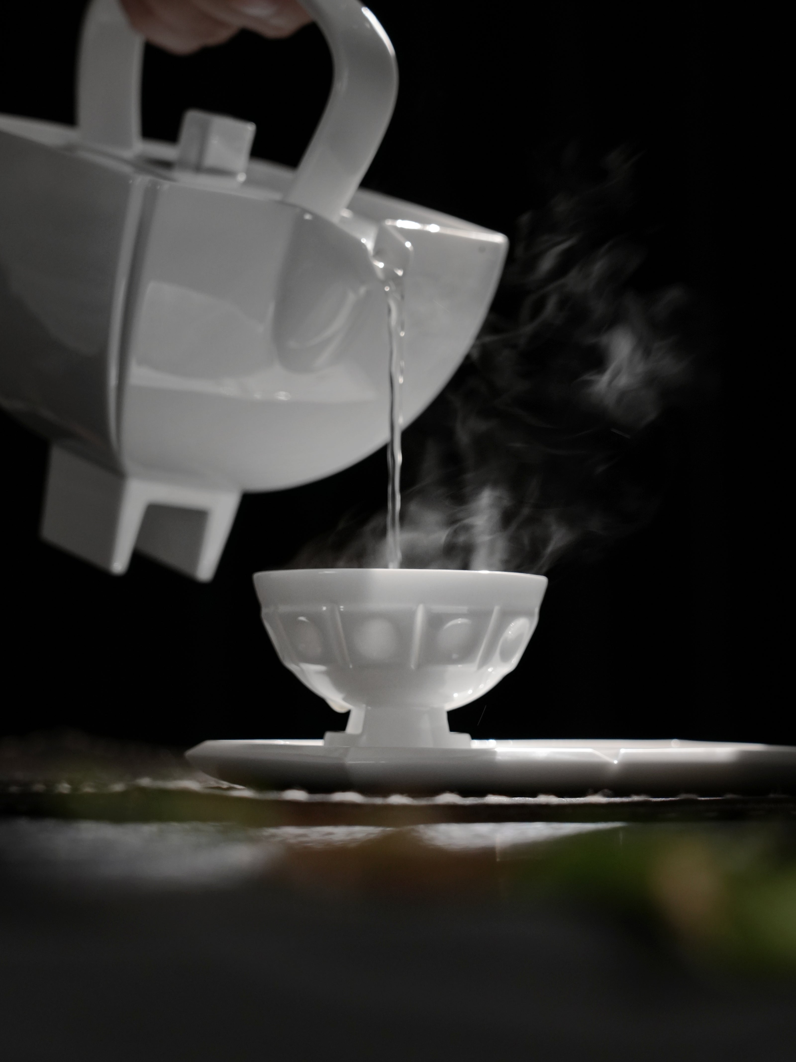 四季茶壺搭配璀璨杯，使用中倒茶畫面，展示使用流線與優雅感