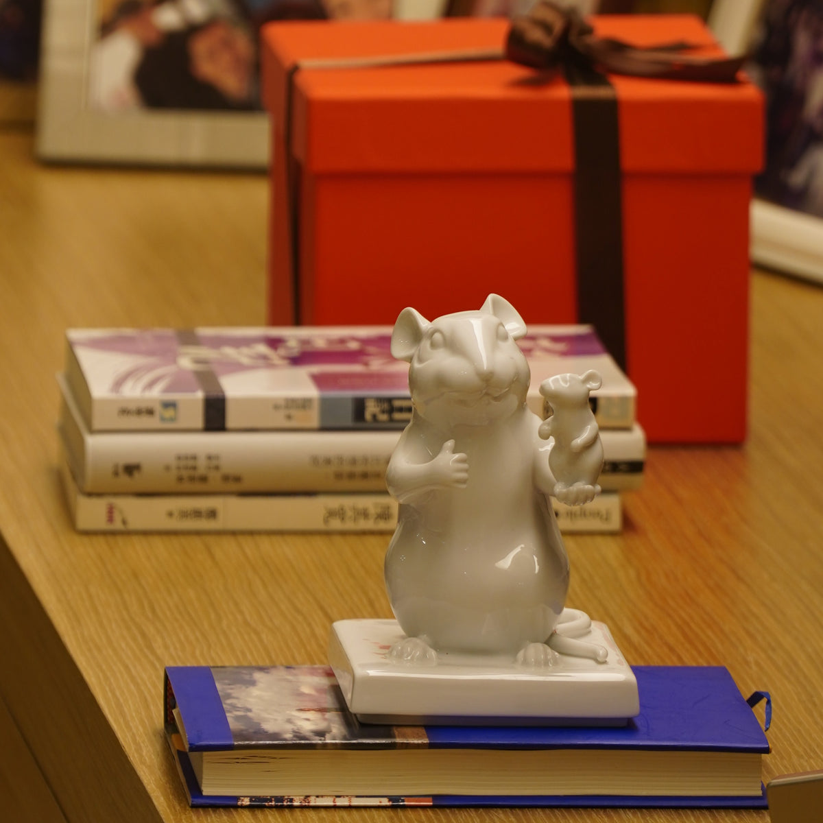 〈數一數二〉擺在書桌的一角，後方為橘色禮盒