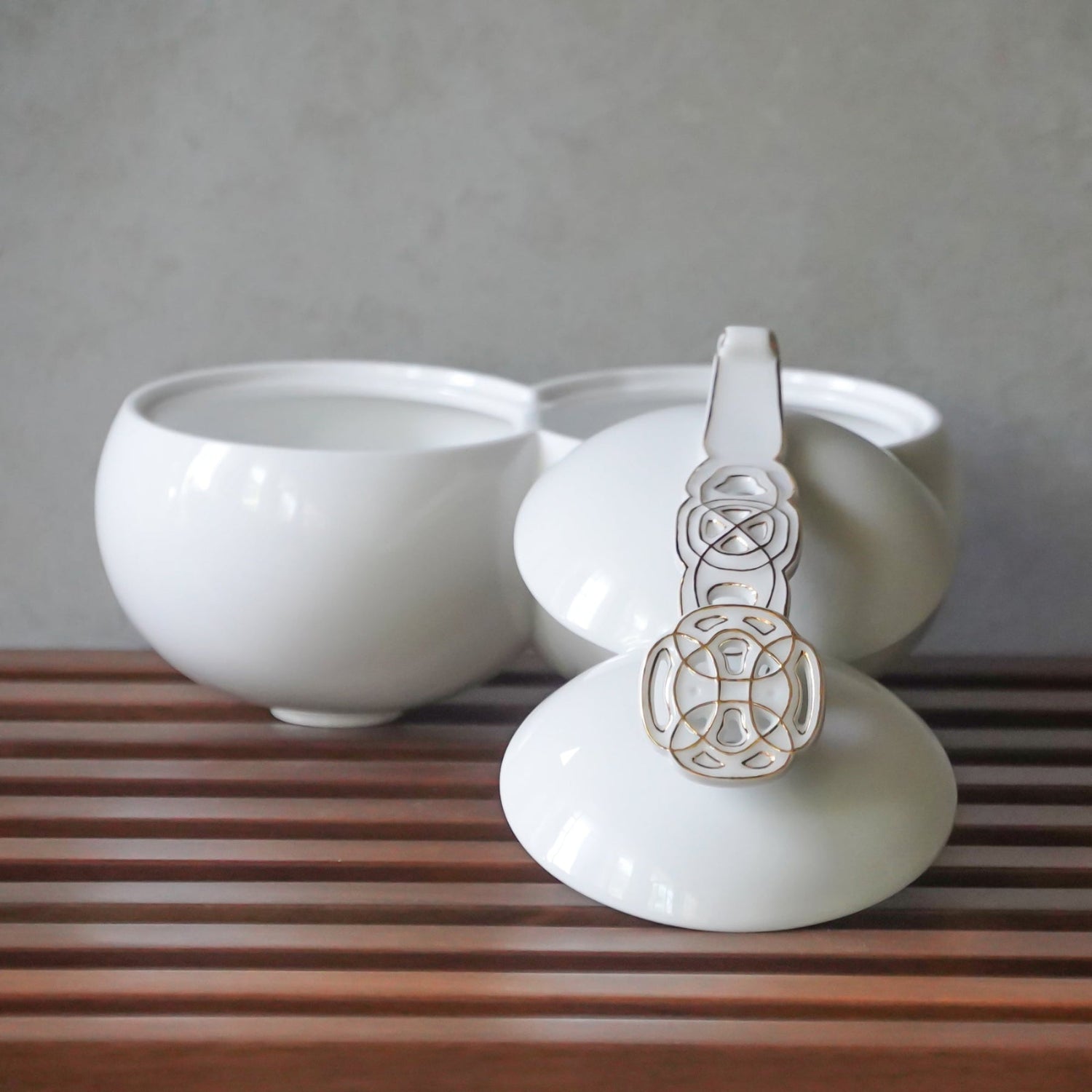 《圓滿》瓷盒搭配如意手把，展現高端藝術瓷器的精緻工藝