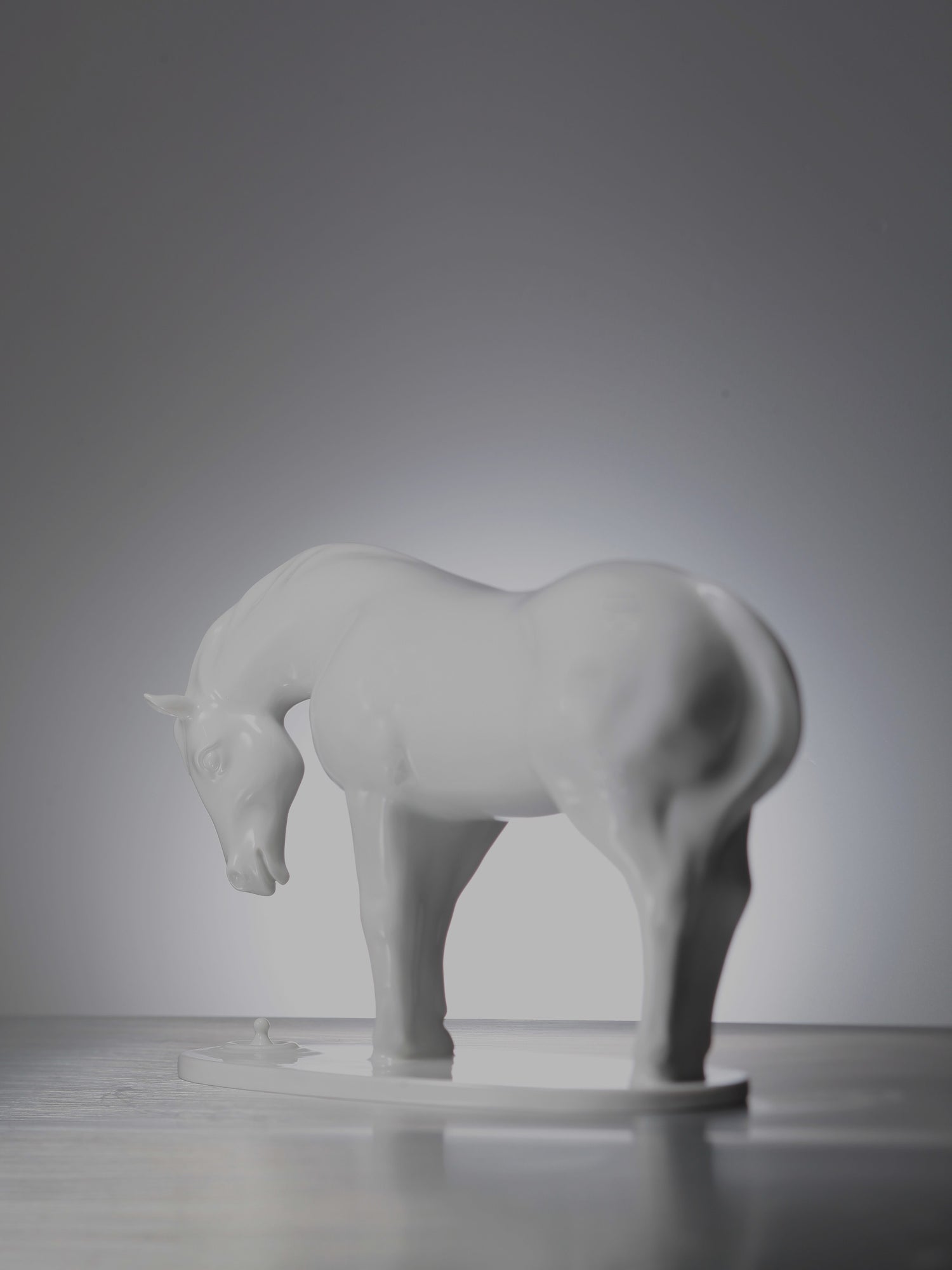 瓷器馬擺件，以水滴印象表現點滴善意，湧泉以報