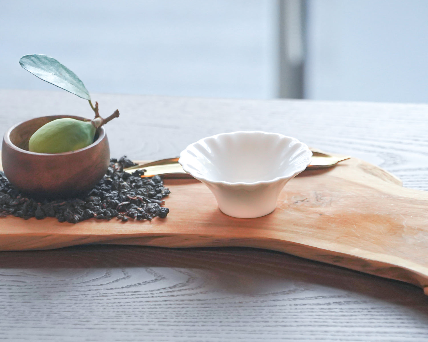 山水情深與珍珠茶杯花瓣造型如盛放花朵，承接茶香亦承接情意，適合節慶送禮與藝術收藏