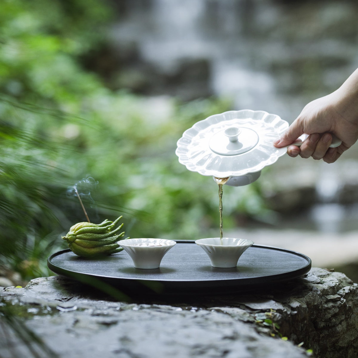 山水情深茶壺把手如山巒起伏，手感輕盈自然