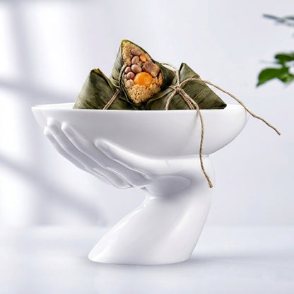 富貴吉祥白瓷托手果盤盛裝台灣肉粽，純白背景，展示單手托起造型，八方新氣 NewChi Porcelain