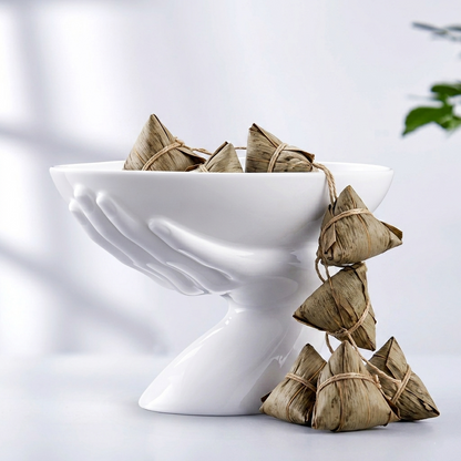 富貴吉祥白瓷托手果盤盛裝台灣肉粽，純白背景，展示單手托起造型，八方新氣 NewChi Porcelain
