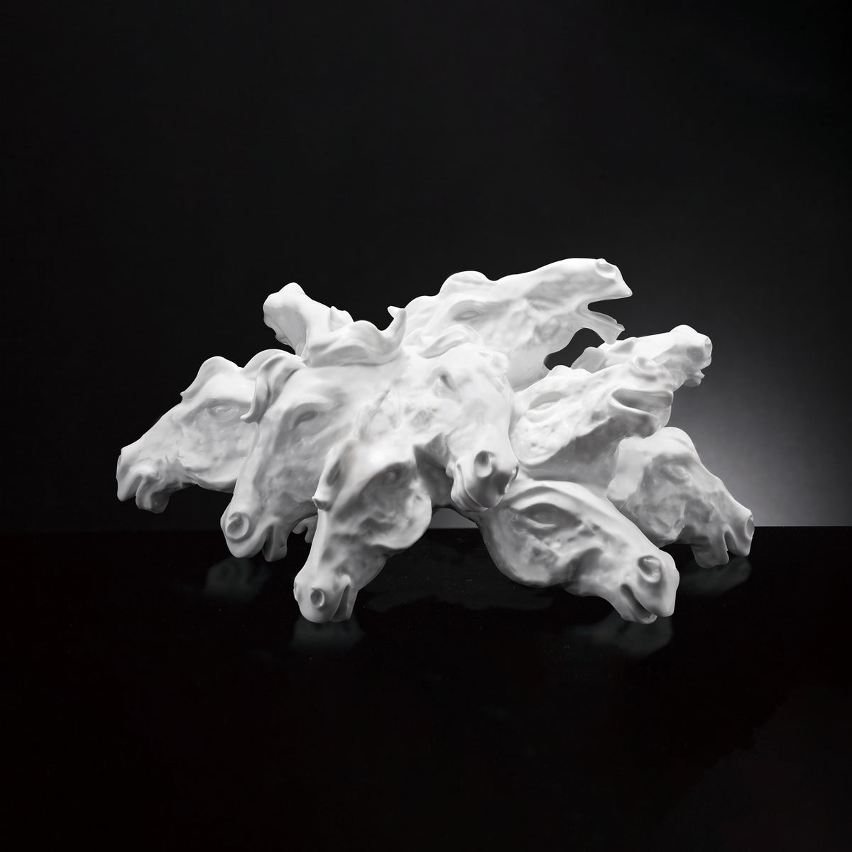 《千軍萬馬》白瓷雕塑作品，十二匹駿馬昂首奔騰，象徵團隊精神與領袖氣勢
“Horse Army” porcelain sculpture of twelve galloping horses symbolizing unity and leadership.