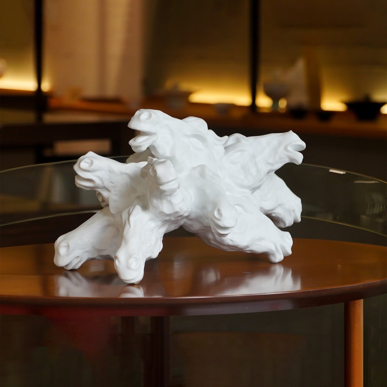 象徵十二時辰的馬首群像，寓意持續奮進與四季循環的生命節奏
Twelve horse heads symbolizing the twelve hours and months—rhythms of persistence and renewal.