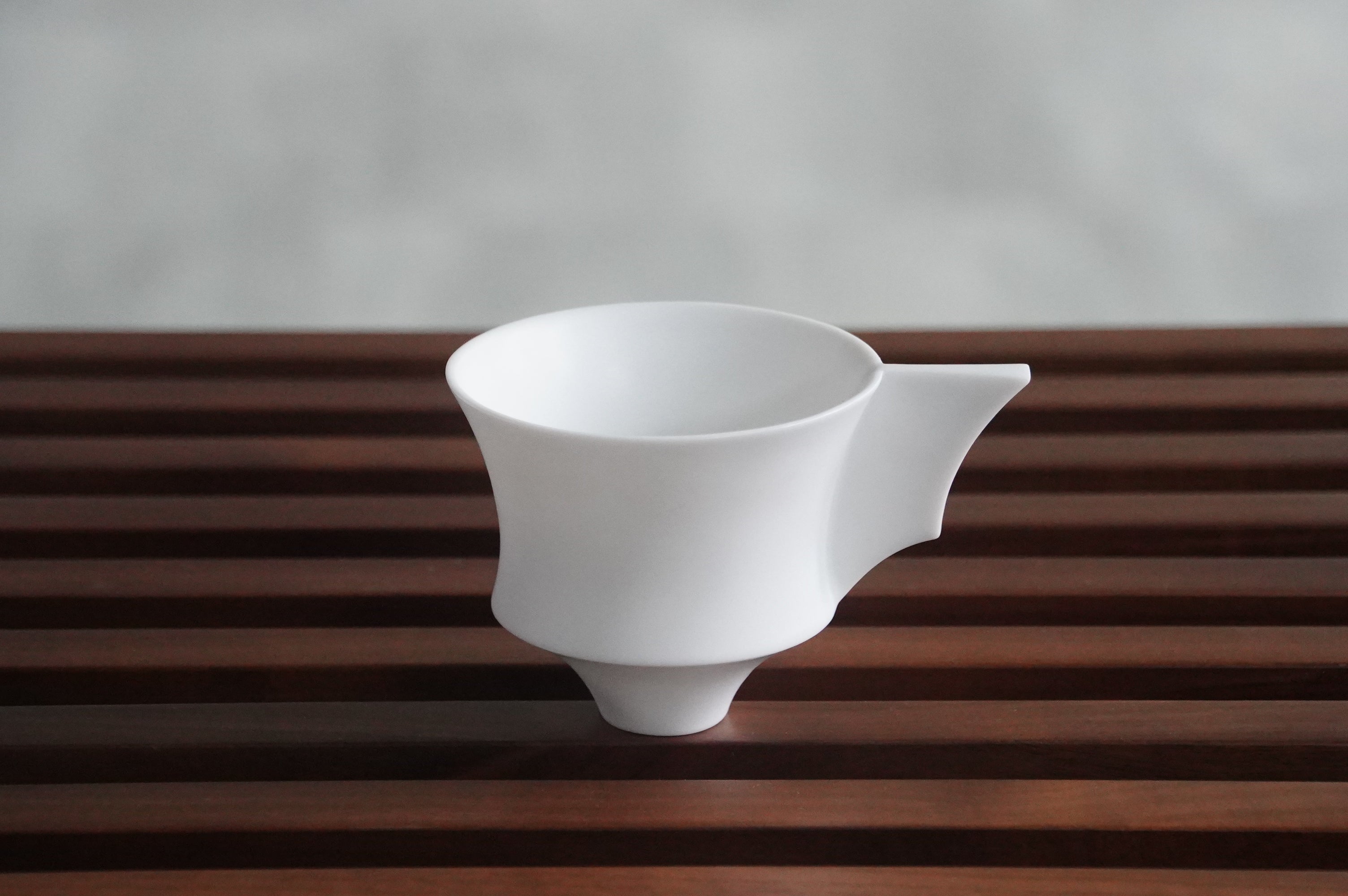 帝國記憶霧面白瓷杯 以古代尊的造型出發，為現代生活添一份儀式感