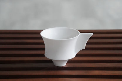 帝國記憶霧面白瓷杯 以古代尊的造型出發，為現代生活添一份儀式感