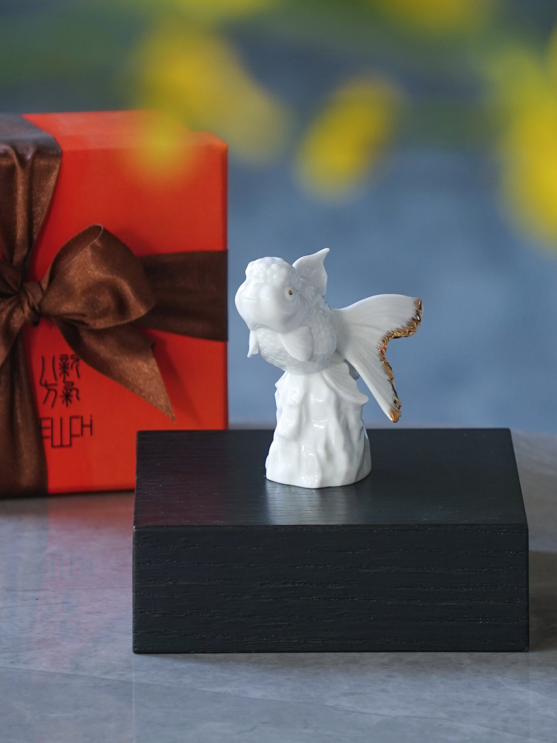 白瓷金魚造型藝術擺件《高昇》，象徵突破挑戰與持續成長