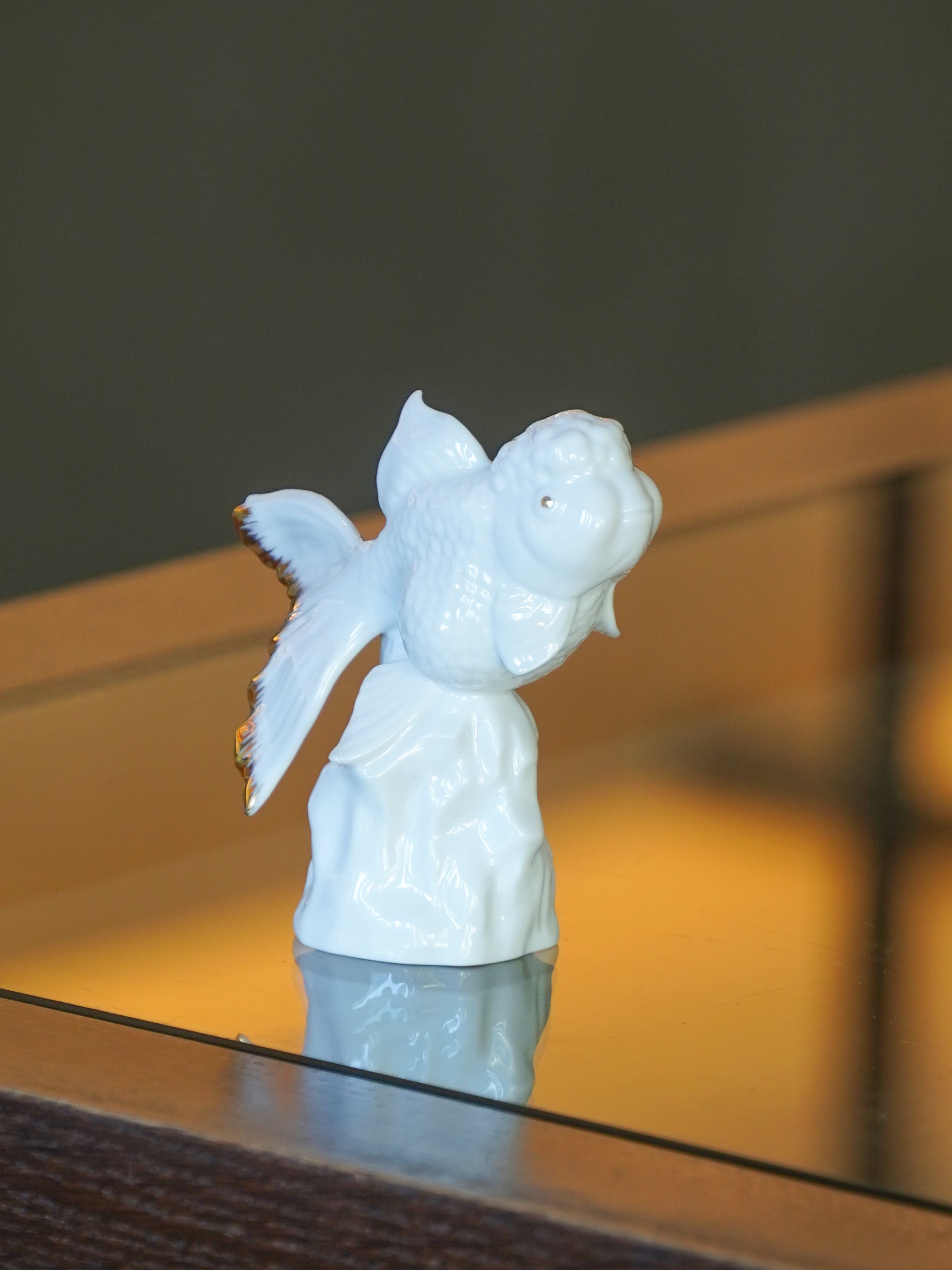 小巧金魚作品，搭配崎嶇石座，寓意歷練後的自信躍升