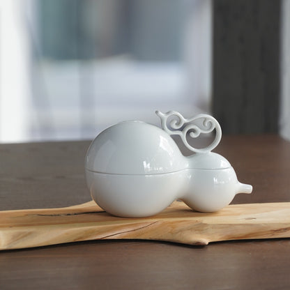 《相依》瓷器葫蘆盒細節近照，展現圓潤量體與穩定結構