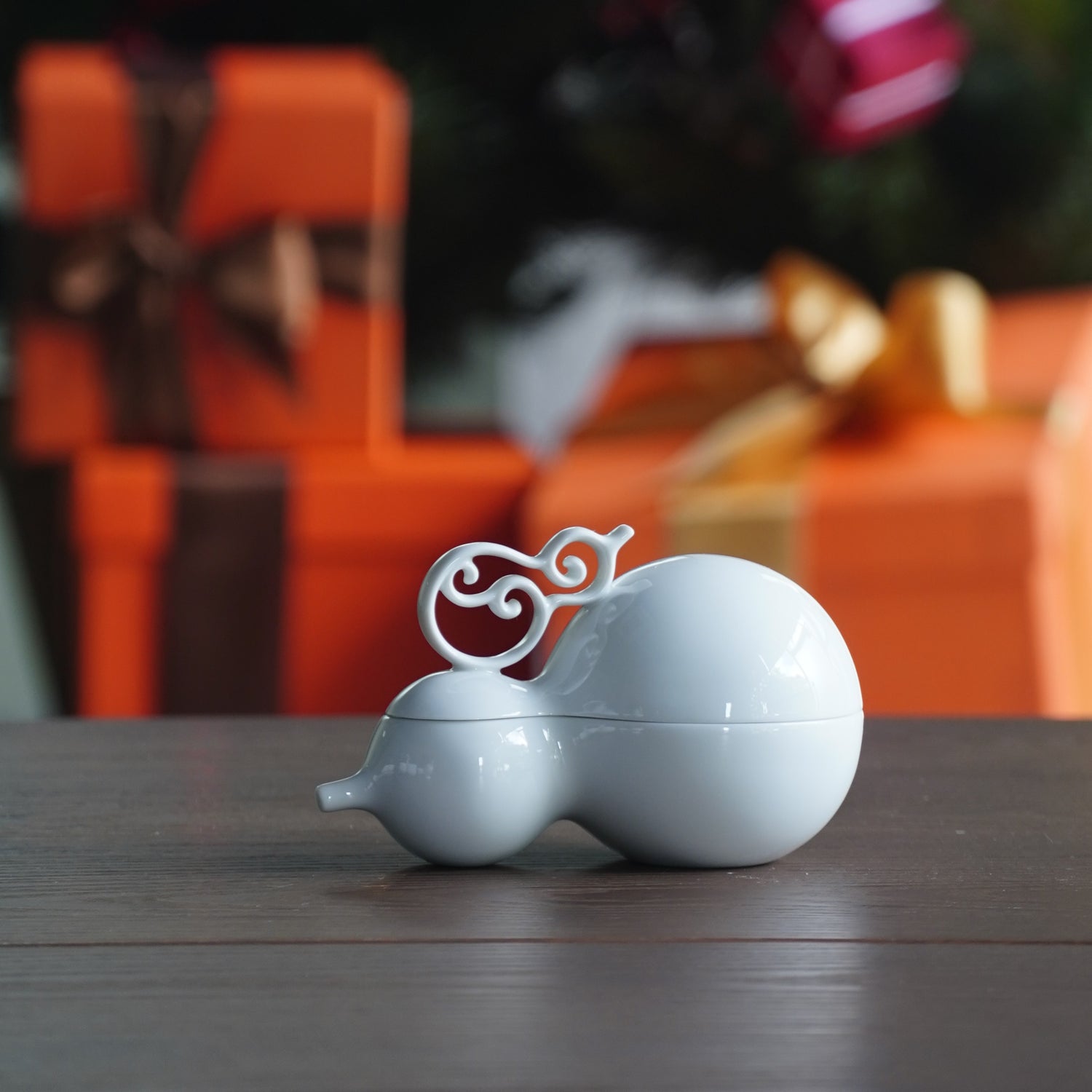 白瓷葫蘆盒《相依》象徵兩人相依相扶，適合作為祝福禮物