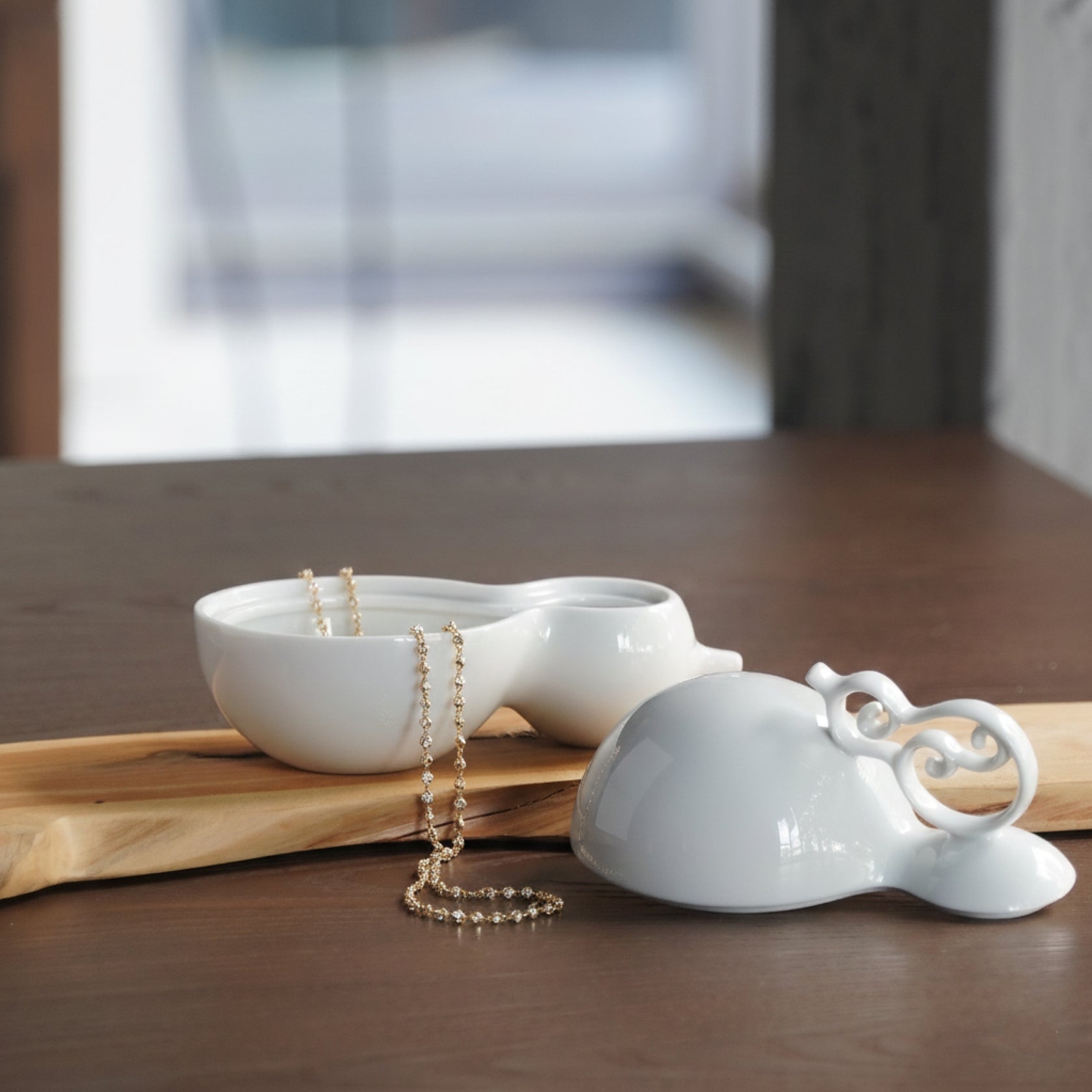 《相依》瓷盒靜置於餐桌或客廳，作為小瓜果或糖果的收納器物