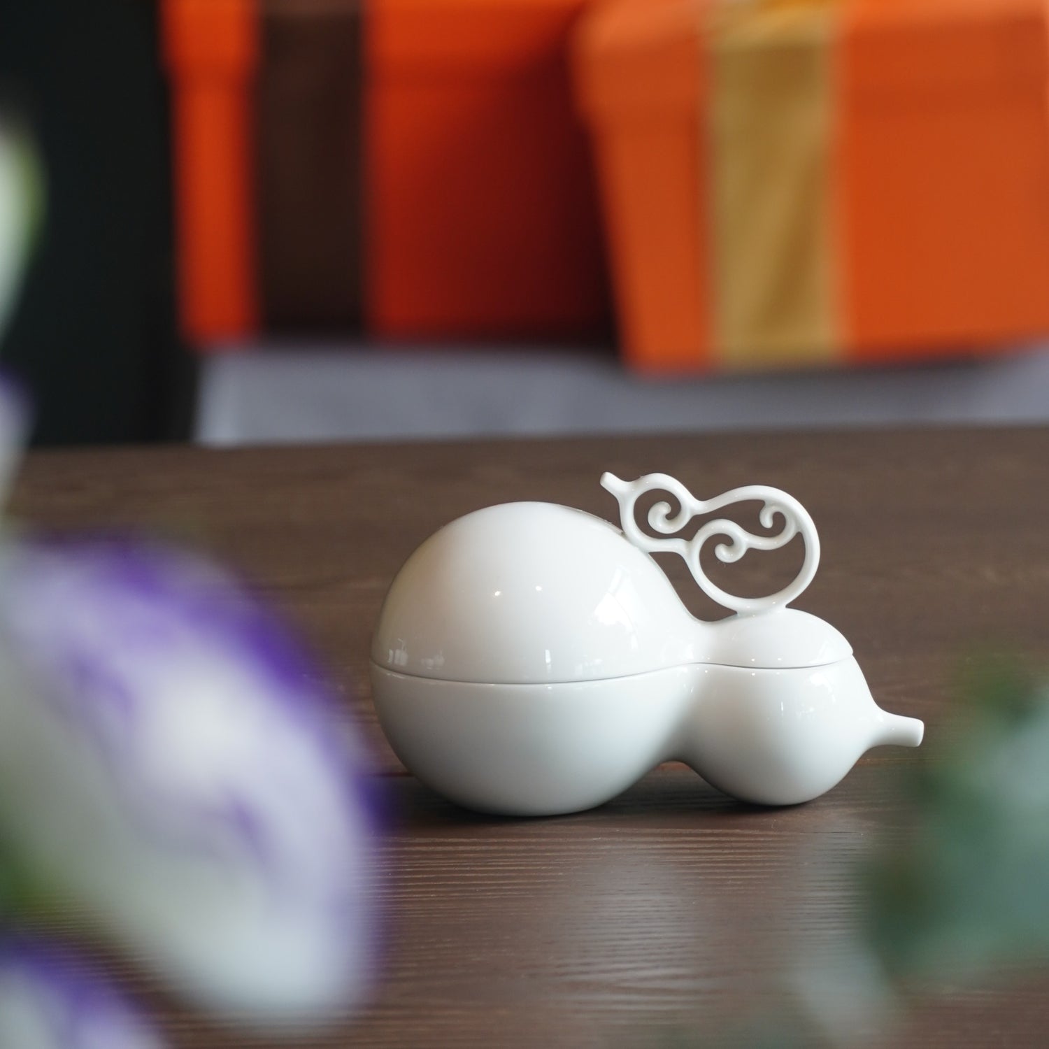雙葫蘆相依的白瓷盒作品，寓意陪伴、信賴與福祿相隨
Paired gourd porcelain box symbolizing trust, companionship, and lasting good fortune